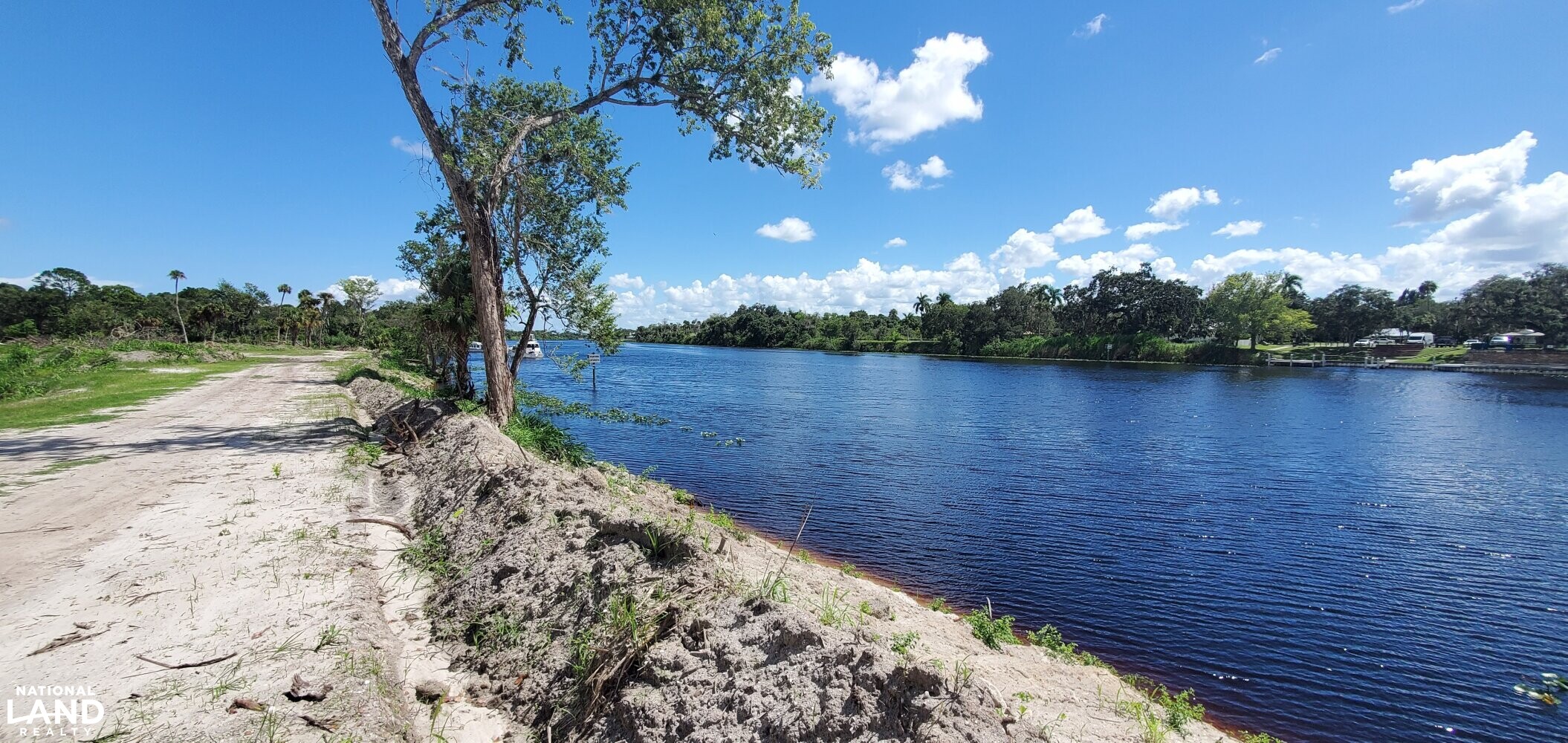 Caloosahatchee River Marina in Hendry County, Florida (21 Photos