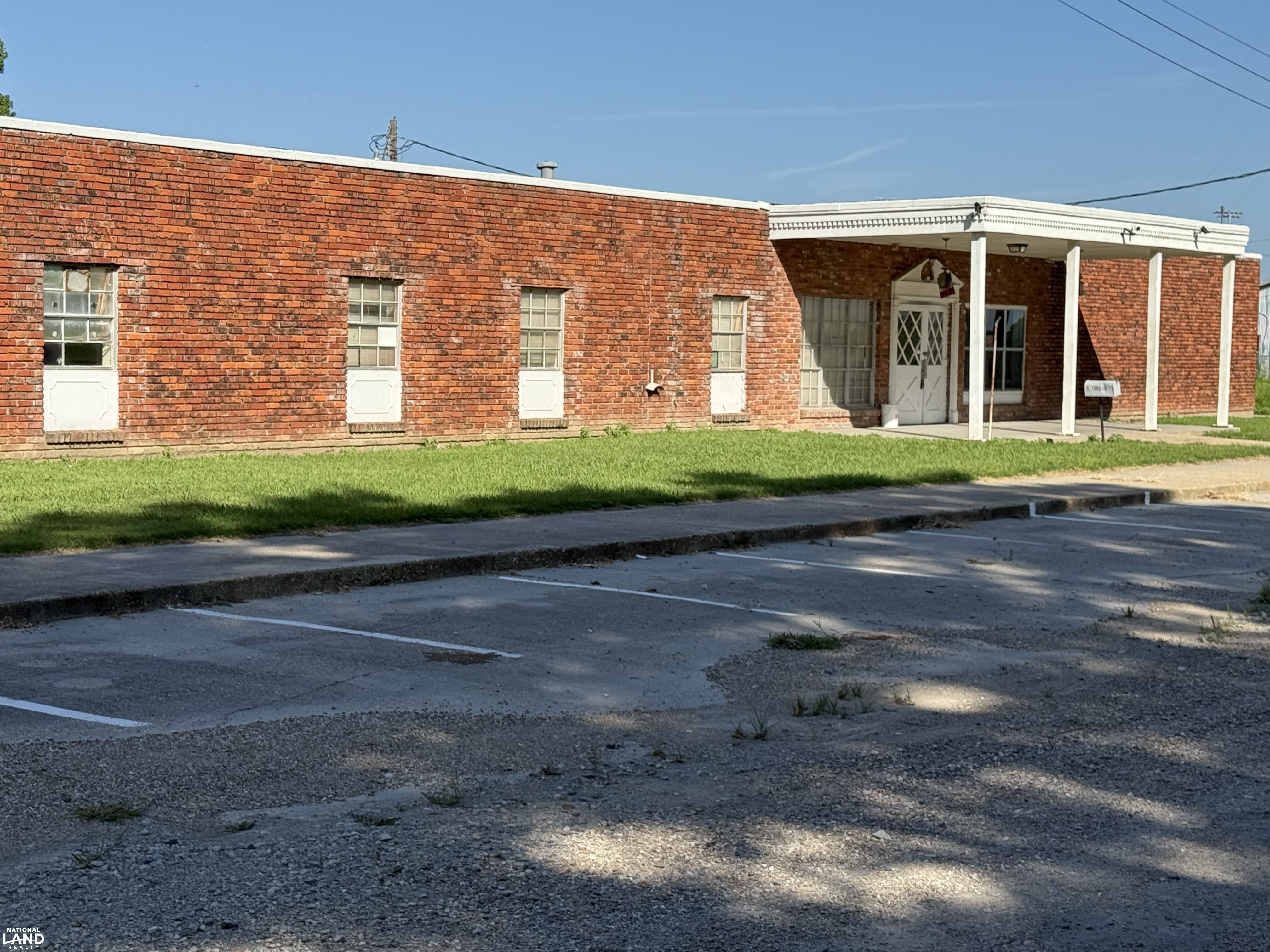Main entrance with parking on Lee St * (4 of 42)
