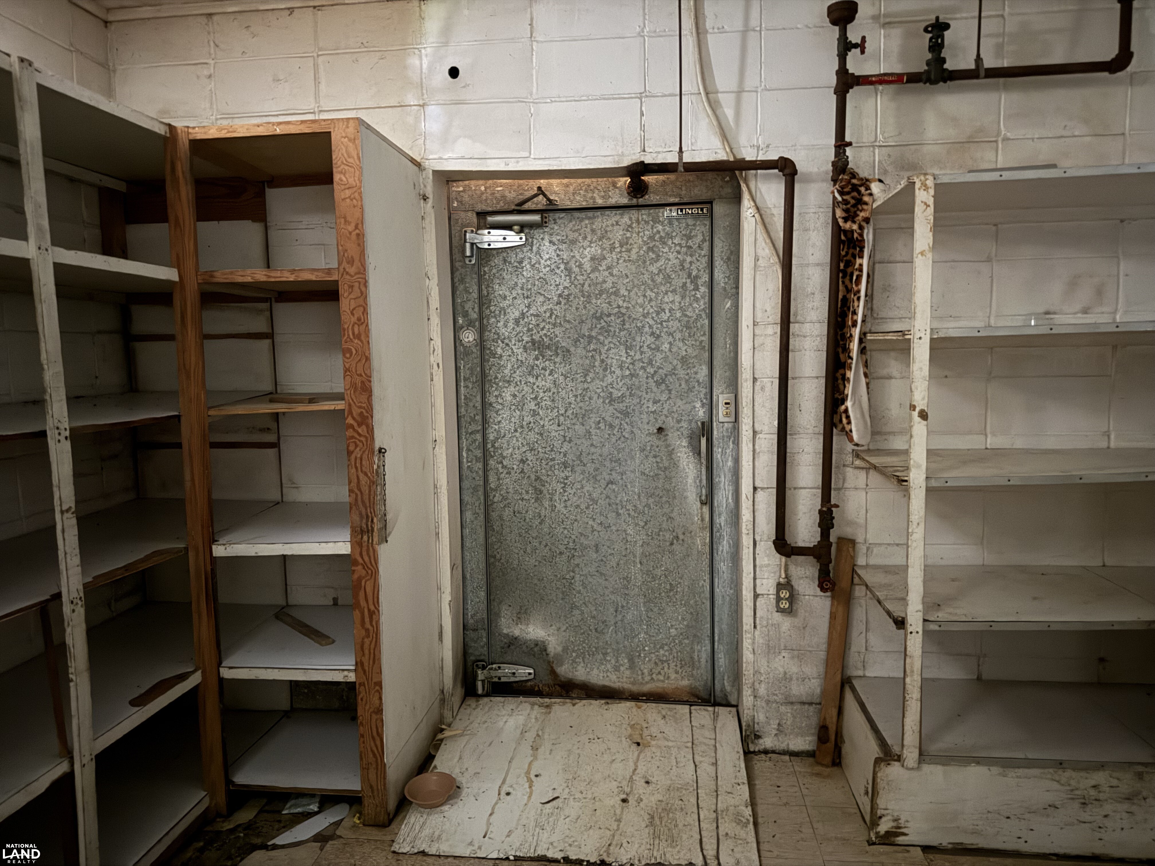 Entrance to Cooler (40 of 42)