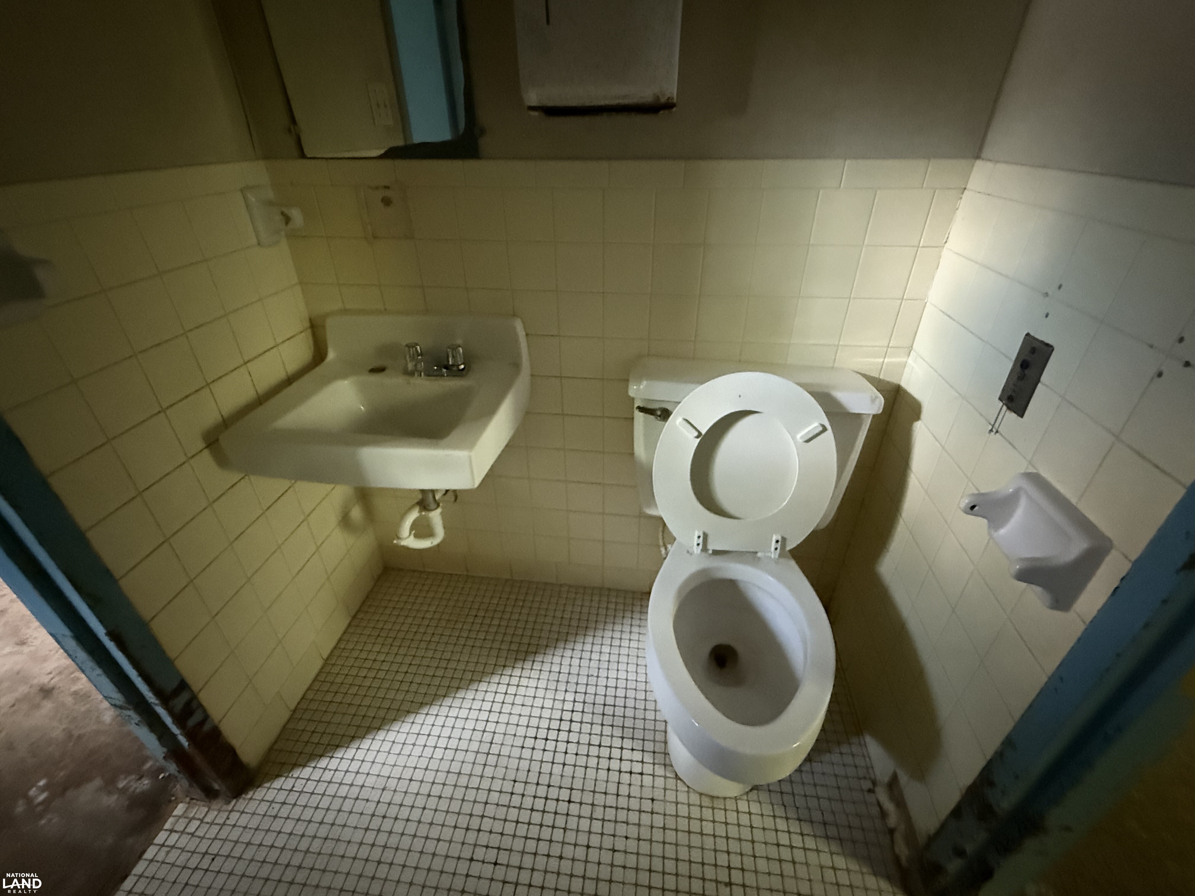One of 57 commodes (42 of 42)
