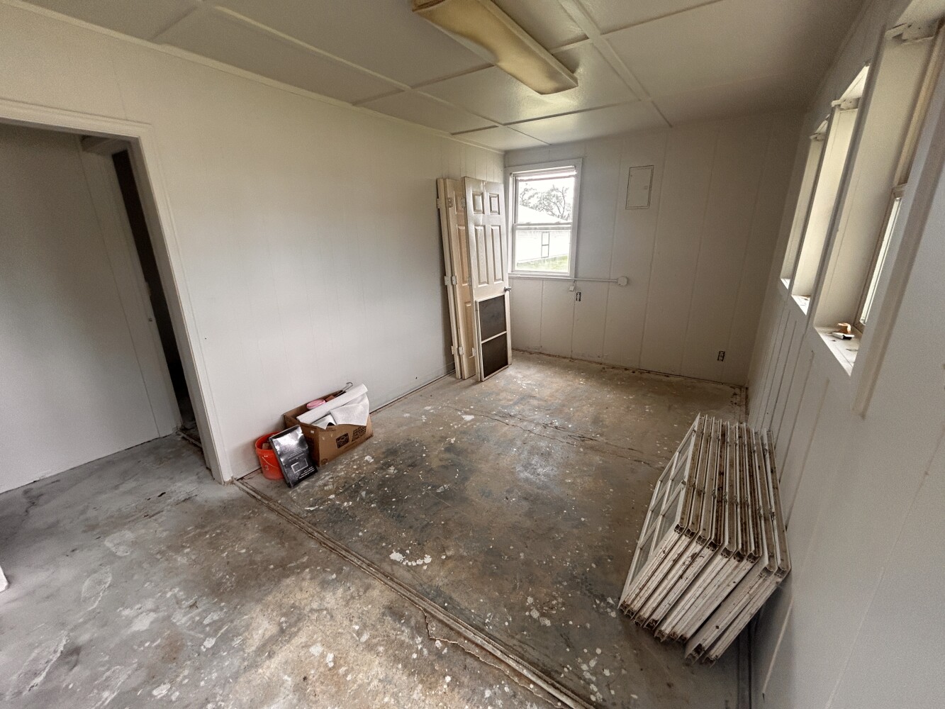 Photo 15 of 50 of home listing at 2311 W VAN DORN ST, Lincoln, NE 68522